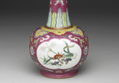 图片[2]-Mallet-shaped vase with “Three Plenty” motif on a polychrome red ground in yangcai painted enamels, Qianlong reign (1736-1795), Qing dynasty-China Archive